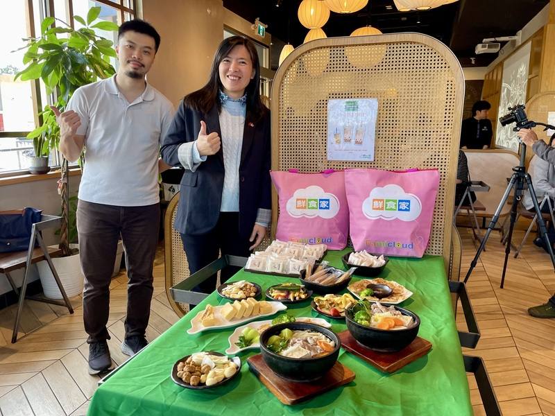 家庭雲端公司董事長曾曉薇（右）帶著「鮮食家」銷售的多項美食來加拿大推廣探路，她表示，「這本來就是個『打群架』的時代，大家互相幫忙、手牽手一起走出來，對台灣產業發展是好事。」