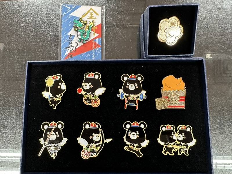 2024巴黎帕運即將展開，中華帕拉林匹克總會特別以台灣參賽的7大運動種類，推出7款不同的「帕拉熊」胸章，盼帶給選手勝利的祝福。（體育署提供）