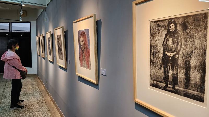 國寶級藝術家陳景容「洄望，在海一方」特展24日起在澎湖文化局特展室展出。陳景容曾到澎湖寫生，被離島望安、吉貝當地的樸實風貌與人文深深吸引，留下多幅景觀人物畫作