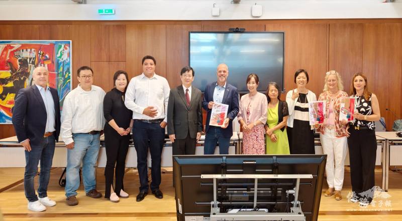 德國 Grevenbroich市長克勞斯·克魯岑(Klaus Krützen)(居中)感謝文化結協會與凌華教育基金會的志工們統籌劇藝無限巡演活動