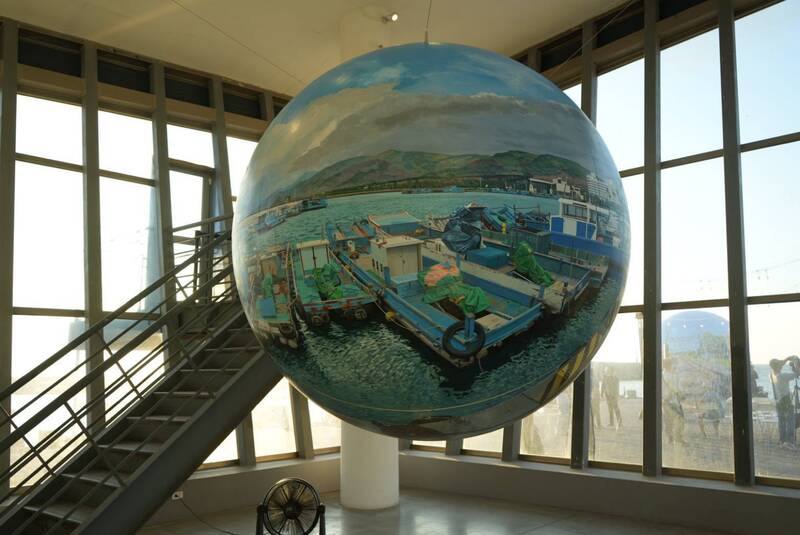 屏東看海美術館新展覽「Simply Daily就是日常」展出日本藝術家鮫島大輔作品，其中為屏東海口港特別打造的「看海球」，是一個直徑240公分、360度繪畫的球體，耗時3個月完成，也是他歷年創作的最大型作品。