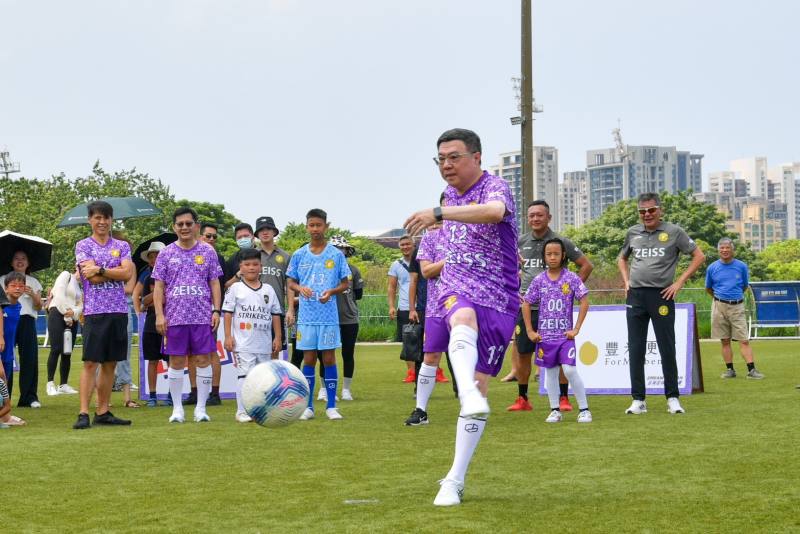 卓榮泰特別身著足球衣親自上場與選手們進行一場12碼PK友誼賽