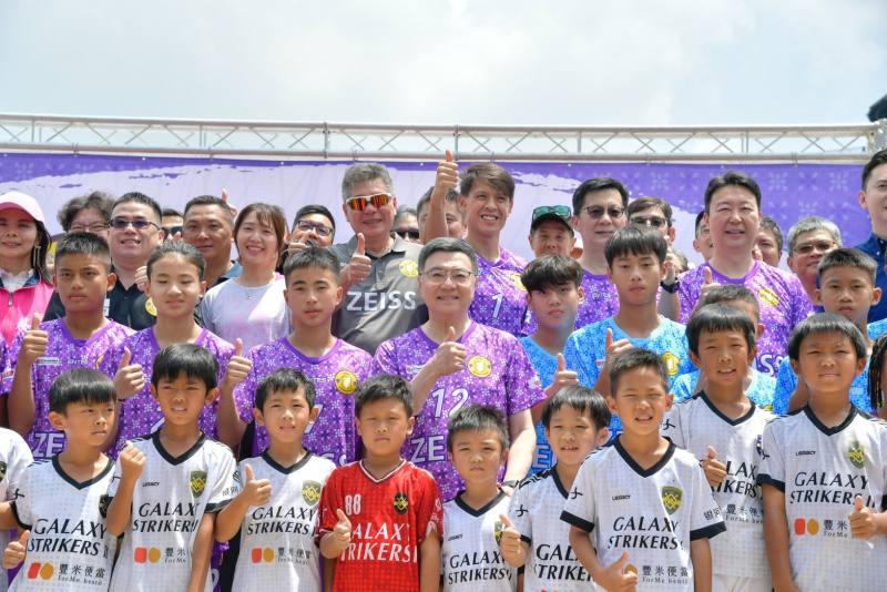 行政院長卓榮泰為DREAM TAIWAN足球隊加油打氣