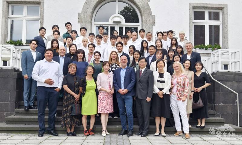 德國 Grevenbroich市府團隊與劇藝無限巡演團隊和志工們會後合影