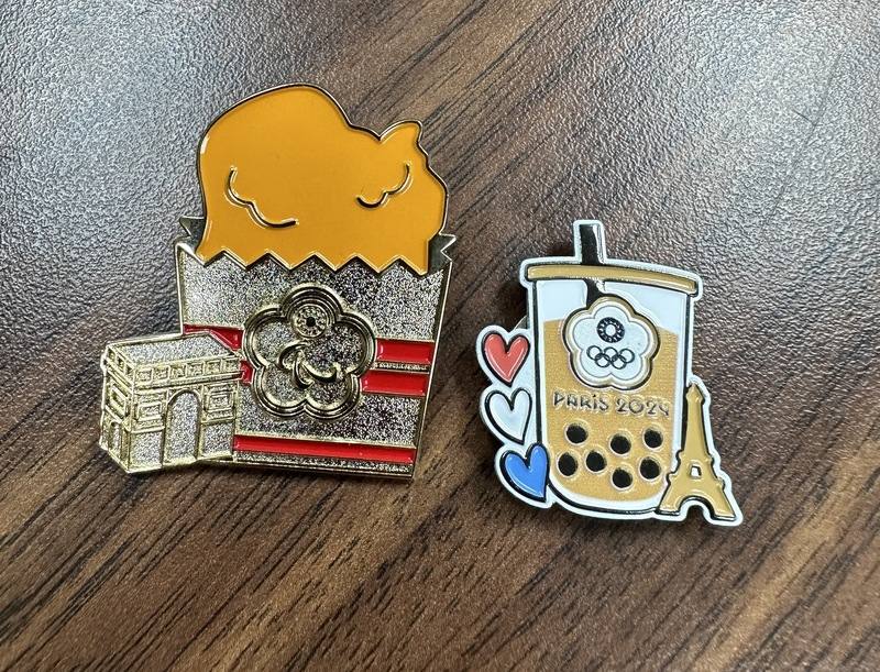 中華奧會在2024巴黎奧運推出珍奶徽章（右）相當搶手，巴黎帕運如今也即將展開，體育署趁勢推出用台灣經典小吃「雞排」結合凱旋門的徽章（左），盼再掀熱潮。