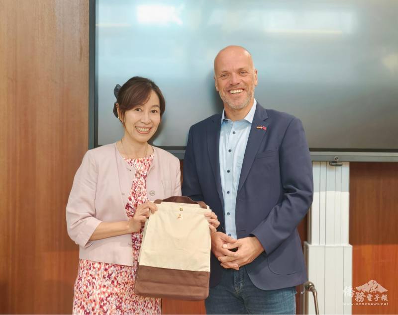 克勞斯·克魯岑與凌華教育基金會董事長倪寒芬互贈紀念品