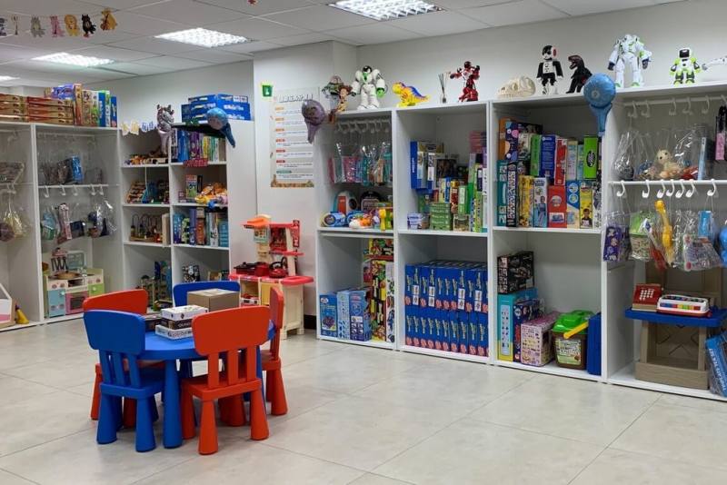 桃園市環保局與台灣玩具圖書館協會合作，新設以玩具修繕為主的修惜站，推廣二手玩具回收再利用，將玩具分享給偏鄉弱勢兒童，無法再利用的玩具也可透過處理技術，製成塑膠粒料再製成椅子等用品，重新賦予舊玩具新生命，落實環保觀念。（桃園市環保局提供）