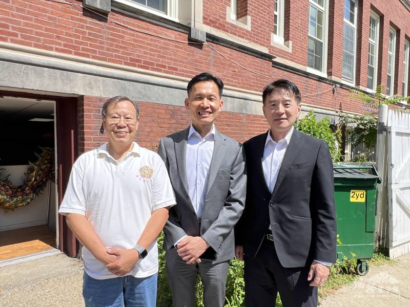 波士頓榮光會理事長鄭增壽(左起)歡迎駐波士頓辦事處處長廖朝宏，文教中心主任高家富到會