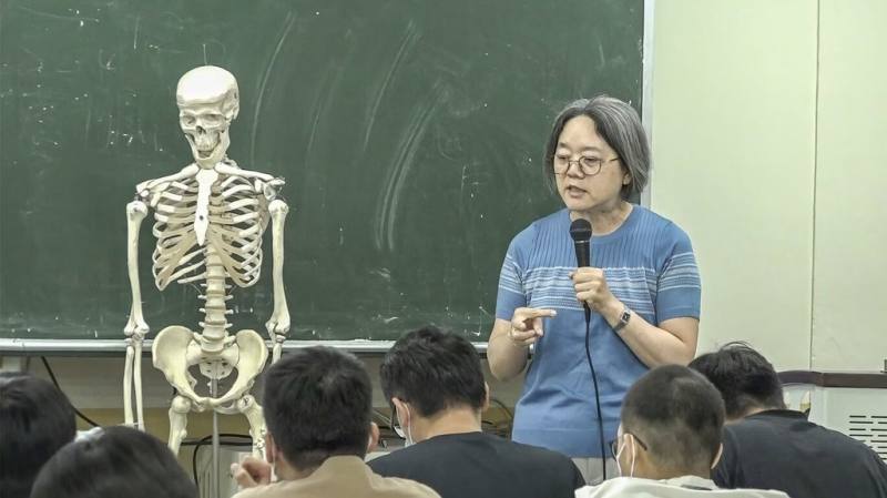 高雄醫學大學醫學系助理教授何宛怡（圖）負責大體解剖學、胚胎學及組織學等課程，她善用數位教材來活化教學，並將累積的珍貴解剖學標本資料無私貢獻，希望為國家培育更優秀的醫學人才。（教育部提供）