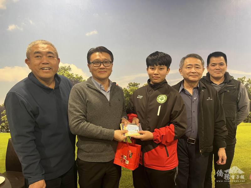 隊長莊宛錡（中）贈送禮物給伯斯僑領（左起，王錦昌、張嘉甫、陳俊明、李名凱）