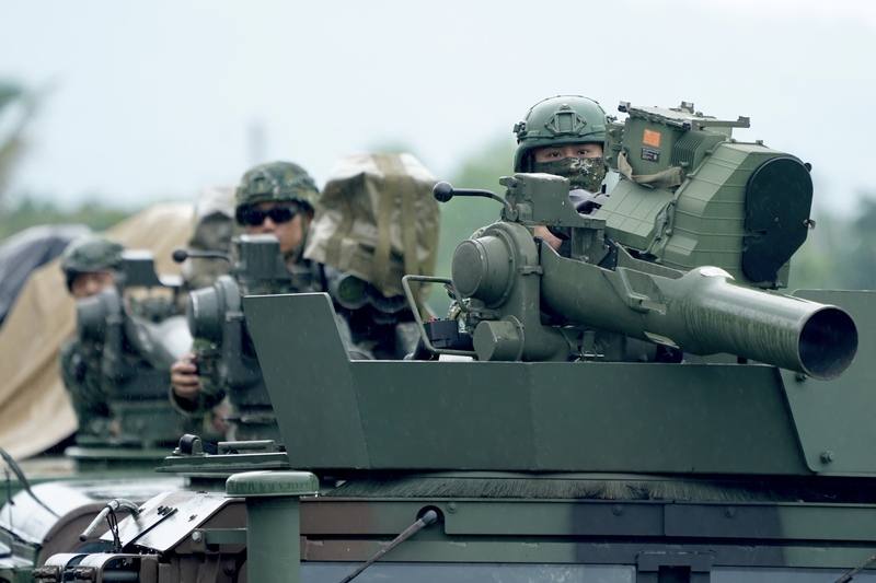 國軍第四作戰區26日在屏東枋山靶場執行「天馬操演」任務，納編陸軍及海軍陸戰隊反裝甲部隊，進行拖式飛彈實彈射擊鑑測。圖為鑑測人員就定位準備鑑測