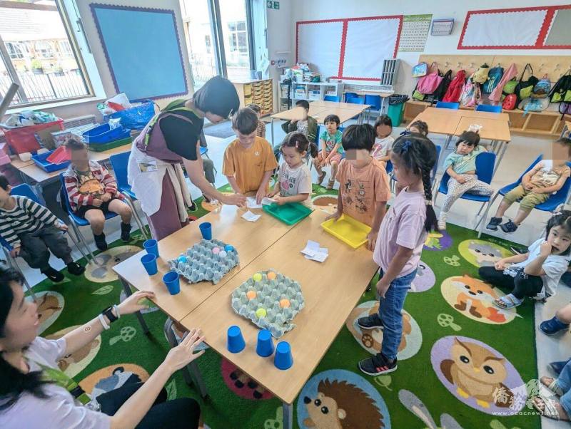 理財課透過遊戲讓學生了解儲蓄概念，教導孩子聰明消費，也將投資理財概念帶入課程設計，介紹主動和被動收入 (玩中文提供)