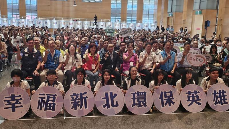 新北市環保局25日舉辦「113年環保英雄表揚大會」，共有124名環保志工獲獎，市長侯友宜（2排左5）出席頒獎，並與現場所有人一起大合照