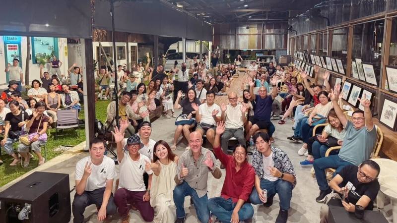 台灣「山狗大後生樂團」25日在檳城開唱，受到當地樂團關注，圖為開唱結束後與樂迷們合影。（山狗大後生樂團提供）