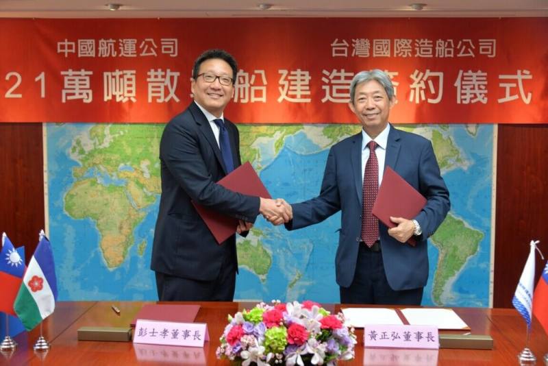 台船公司26日與中航旗下子公司簽署建造合約，包括21萬噸級散裝貨輪2艘建造契約及2艘選擇權協議，由中國航運公司董事長彭士孝（左）及台船公司董事長黃正弘（右）簽署相關合約。（台船提供）