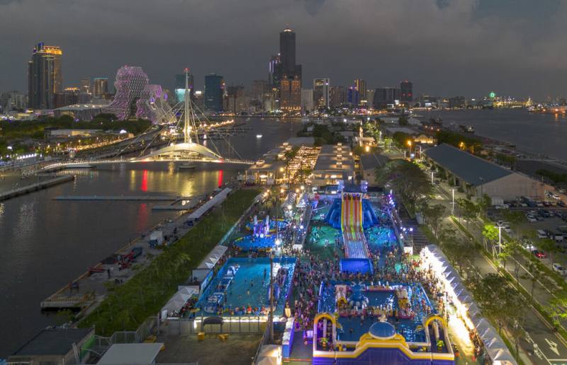 「2024高雄海洋派對」25日落幕，高市府統計，9天活動吸引42.5萬人次朝聖，並帶來逾新台幣10億元的觀光效益。（高雄市海洋局提供）