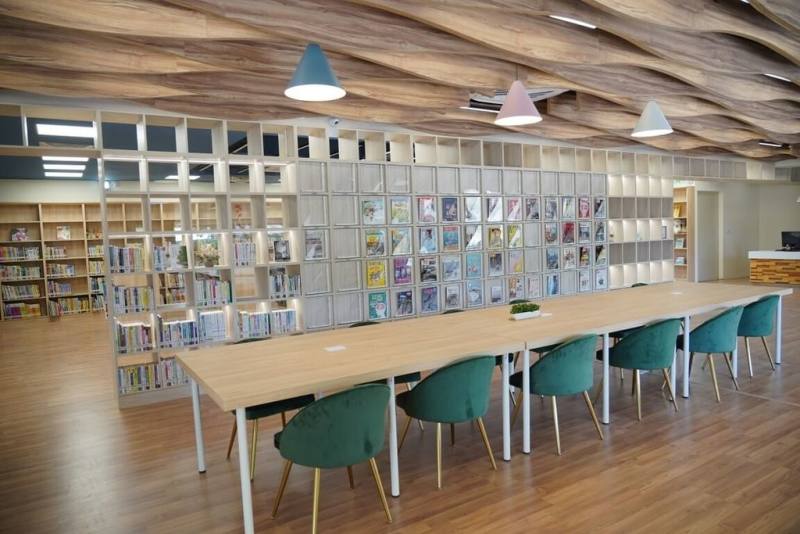 台中市龍井圖書館整修後重新開館，25日舉行開幕式，為地上3層建築物，採分齡分眾設計，提供閱覽座位100席，並新增1萬5000冊新書。（民眾提供）