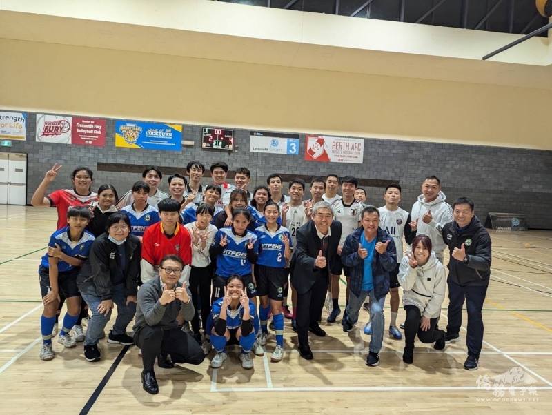 西澳僑務委員王錦昌（中、著西裝者）安排球隊與香港社會男子足球隊進行友誼賽