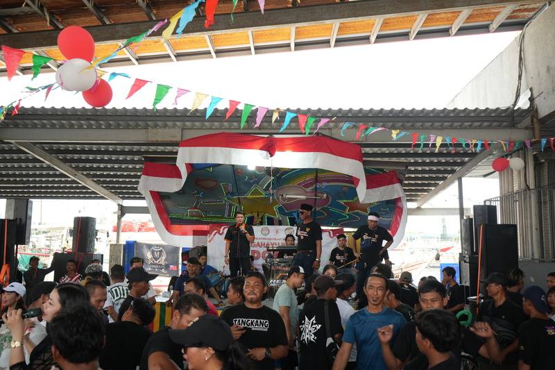 屏東印尼漁工團體25日在東港港邊慶祝印尼國慶日，上百名漁工共襄盛舉，於舞台車前隨著家鄉音樂放鬆搖擺，從上午一路歡慶到傍晚