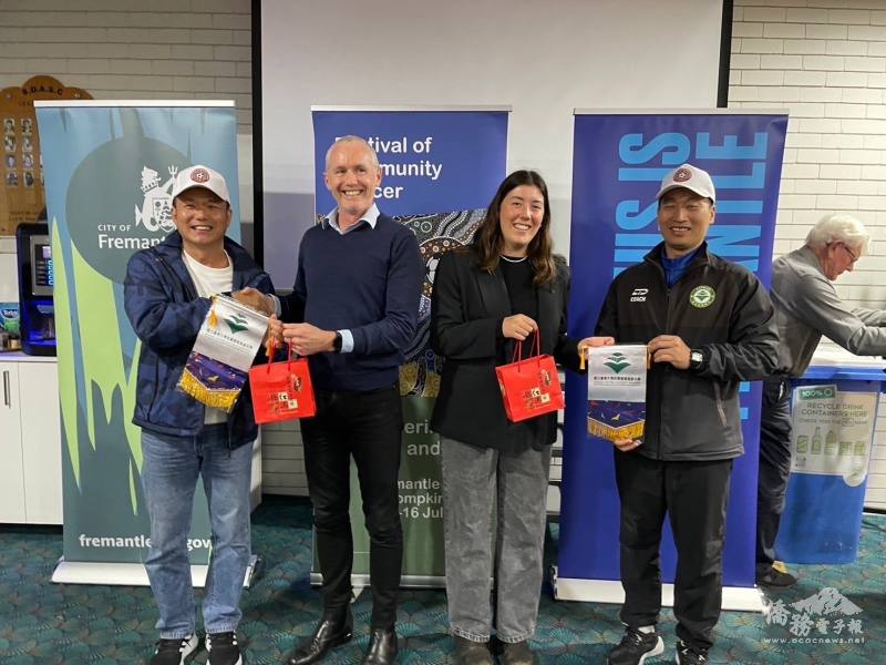 秘書林德泉（左一）、教練陳書源（左四）贈送禮品給City of Fremamtle 市府人員