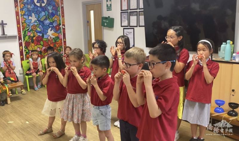 英國華夏中文學校今年舉辦為期五天的夏令營，以創意和充滿樂趣的美術手作、陶笛吹奏和傳統技藝扯鈴等活動安排，創造孩子文化陶冶的中文學習環境 (華夏中文學校提供)