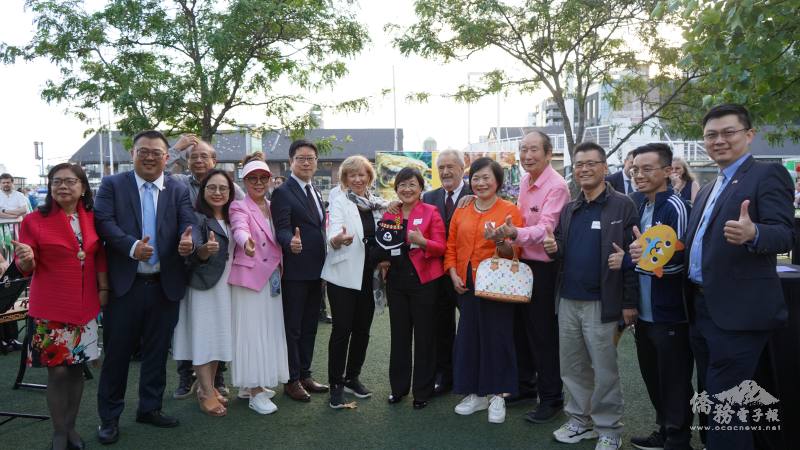 徐佳青(右六)、多倫多文教中心主任藍柏青(左五)與Judy Sgro(右七)及僑領合照。