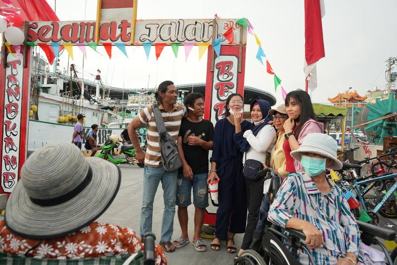 屏東印尼漁工團體25日在東港港邊慶祝印尼國慶日，一名在台灣延繩釣船工作5年的漁工（前左條紋衣者）表示，獨立紀念日是非常重要的節日，讓印尼人記住當初脫離殖民的掙扎，很開心有慶祝活動，讓漁工覺得「離家鄉並不遠」