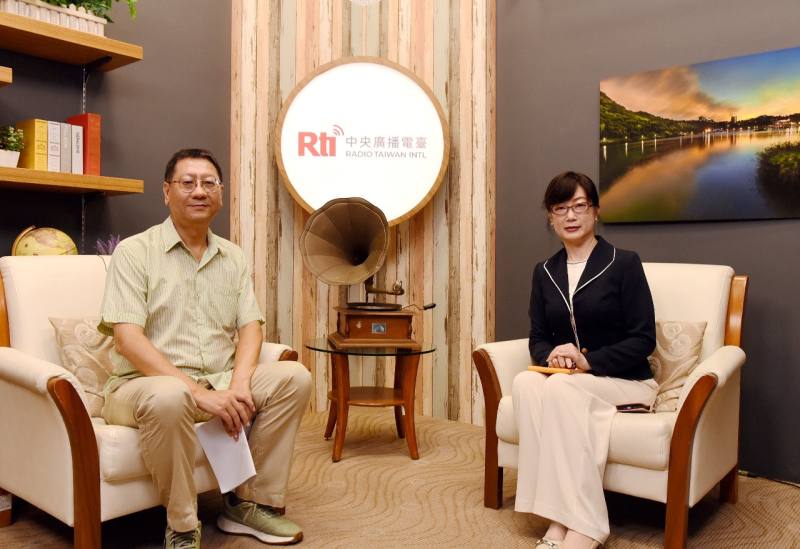 新任駐法代表郝培芝(右)接受中央廣播電臺「這樣看中國」節目專訪，暢談台法關係內涵、如何因應中國新外交模式，以及台法文化交流