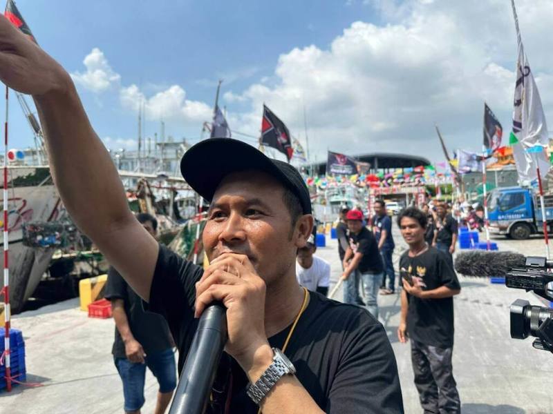 每年8月17日為印尼國慶日，台灣規模最大的漁工組織「東港印尼海員同鄉聯誼會（FOSPI）」25日舉行慶祝活動，會長穆札卡（Achmad Mudzakir）（前）表示，東港漁工慶祝活動行之有年，對在國外工作的人來說，這樣的活動可以團結、維繫彼此關係。（Jonathan Parhusip提供）