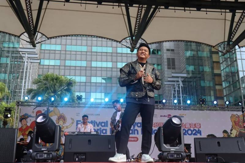 新北市勞工局與駐台北印尼經濟貿易代表處25日在市民廣場舉辦「印尼移工文化嘉年華」活動，印尼歌手Denny Caknan（丹尼．栅克南）（前）登台演唱。（勞工局提供）
