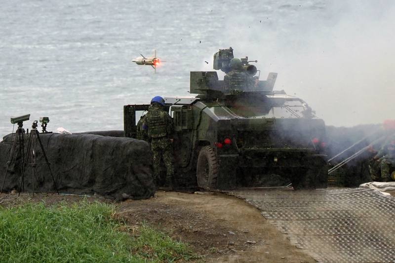 為驗證部隊駐地、基地訓練成效及精準武器射擊效能，國軍第四作戰區26日在屏東枋山靶場執行「天馬操演」任務，納編陸軍及海軍陸戰隊反裝甲部隊，進行拖式飛彈實彈射擊鑑測