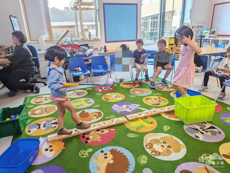 玩中文校長陳盈慈觀察到，孩子的社交發展期受疫情影響，因此透過情商課程教導學生在社交情境中學習溝通、包容與解決衝突。圖為建立信任的過橋遊戲（玩中文提供）