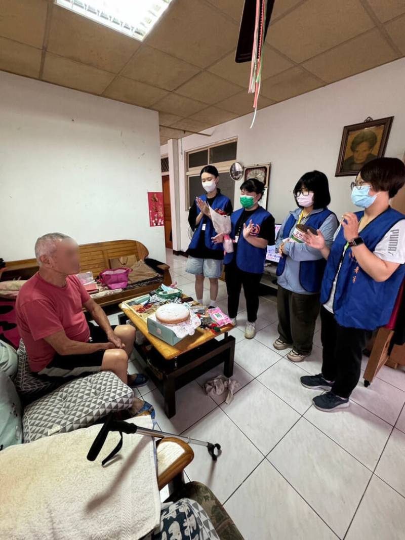 社團法人花蓮縣老人暨家庭關懷協會安排暑期實習生跟著社工一起關懷訪視弱勢長者，參與「到宅慶生」服務，大家合唱生日快樂歌，讓獨居爺爺感動得紅了眼眶。（花蓮縣老人暨家庭關懷協會提供）
