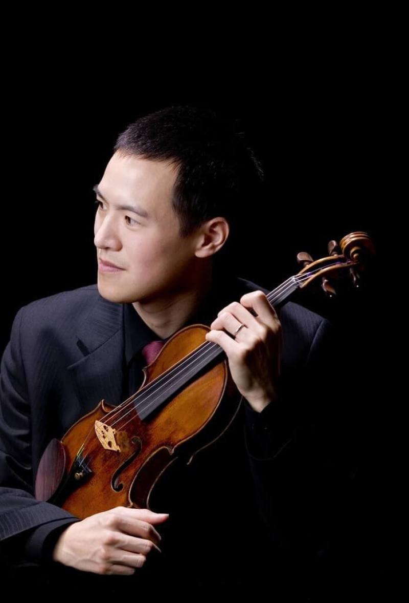 誠品表演廳推出「2024誠品大師名家」系列，邀請曾為茱莉亞弦樂四重奏首名亞裔成員小提琴家林以信（圖）返台獻藝，10月將演繹恩斯特、貝多芬以及舒伯特等精彩樂作。（誠品表演廳提供）