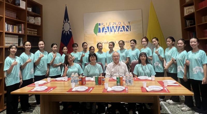 台南民族舞團26日參訪駐教廷大使館，駐教廷大使李世明（前排右2）介紹自己也是台南鄉親，讓團員感到非常驚喜