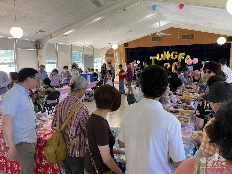 桐花志工們精心準備了各式傳統客家美食，以饗來賓