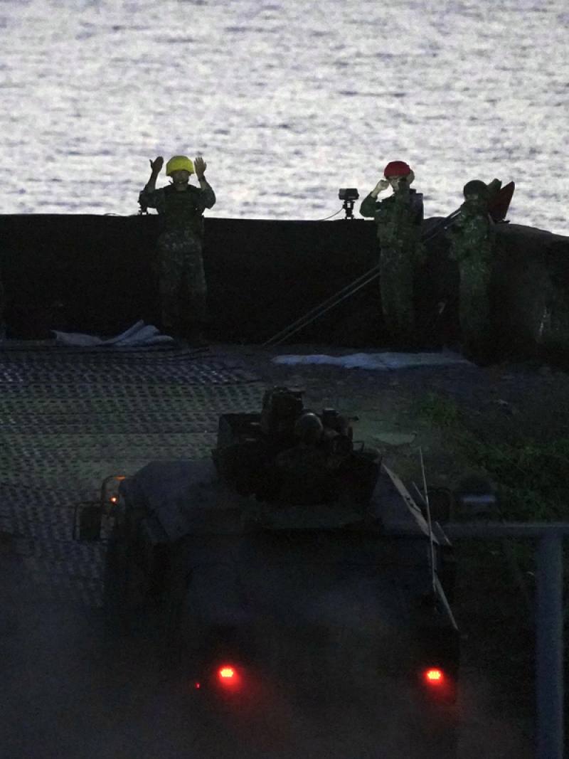 國軍26日晚間於屏東枋山靶場實施天馬操演，並首度夜間射擊訓練，悍馬車在專人指揮下駛上射擊台