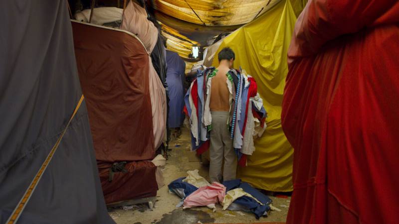 台灣藝術家黃博志10月將應邀首度在英國舉行個展，從個人家族經驗以及貿易活動、人口遷徙和紡織品的「流動性」出發，思索成衣產業與東亞社會、政治的千絲萬縷連結。（文化部駐英國代表處文化組提供）