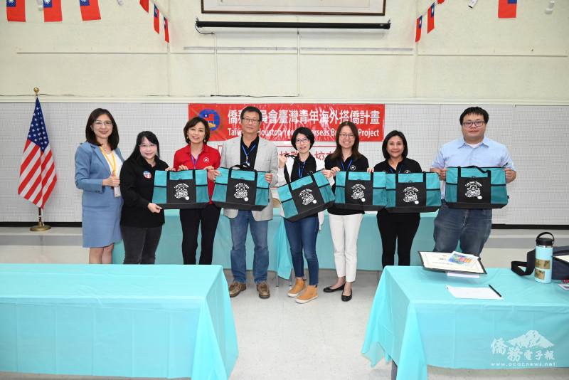 協辦單位美南大專院校聯合校友會工作團隊接受紀念品致意