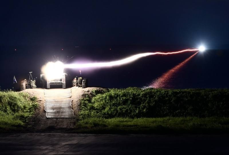 天馬操演26日在屏東枋山地區登場，實彈射擊拖式飛彈，太陽下山後接續實施夜間射擊訓練；國軍拖式飛彈主要型號為拖2A，採直射方式攻擊，最大射程為3750公尺，採半自動導引射擊模式