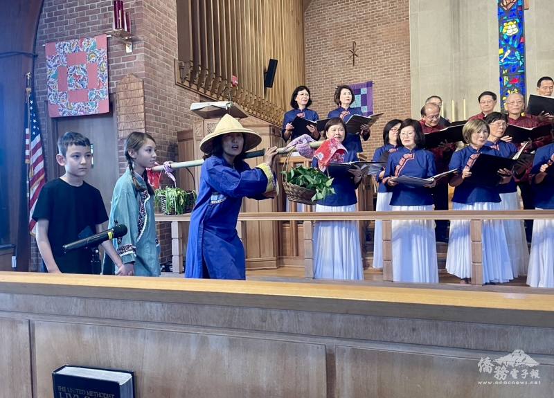 演唱《匍背》時阿嬤帶著孫女 ，肩負擔竿，挑著兩個菜籃賣菜的串場表演