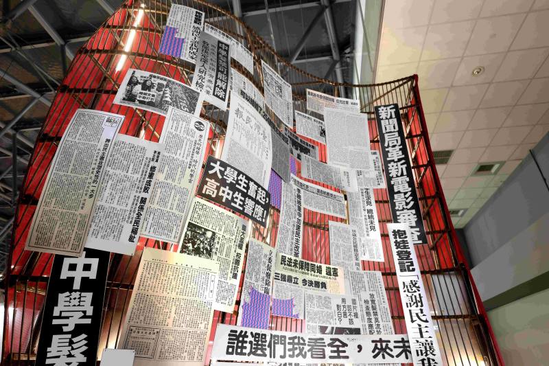 2024臺灣文博會，「價值的追求」展區，以民主報攤作為意象，將大量報紙版面的展示，看見從書桌到街頭，喧囂的浪潮與寧靜的革命，也象徵透過不斷地思考與討論，聚集的意志便會帶領社會繼續前進