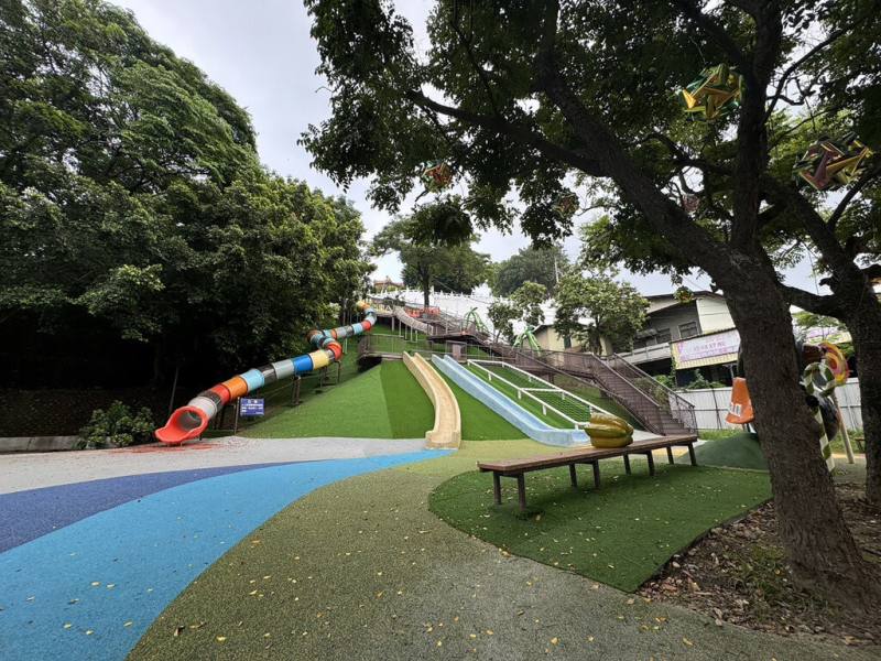 彰化縣員林市百果山風景區「喔熊遊憩區」日前封閉施工，減低溜滑梯彎曲度，增加安全防護，現已完工並通過安全檢驗，將於9月1日重新開放。（參山處提供）