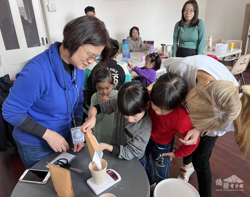 小朋友幫忙秤染料，為染布工序做準備