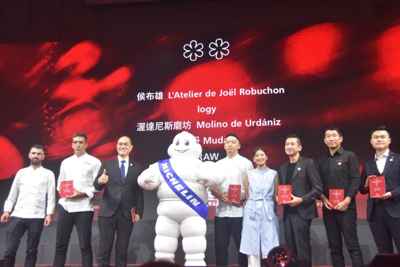 米其林二星獲獎餐廳主廚合照