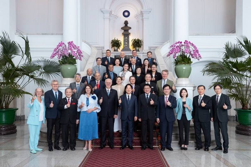 President Lai poses for a group photo with a delegation led by Mário César Martins de Camargo, president-elect of Rotary International for the year 2025-2026.