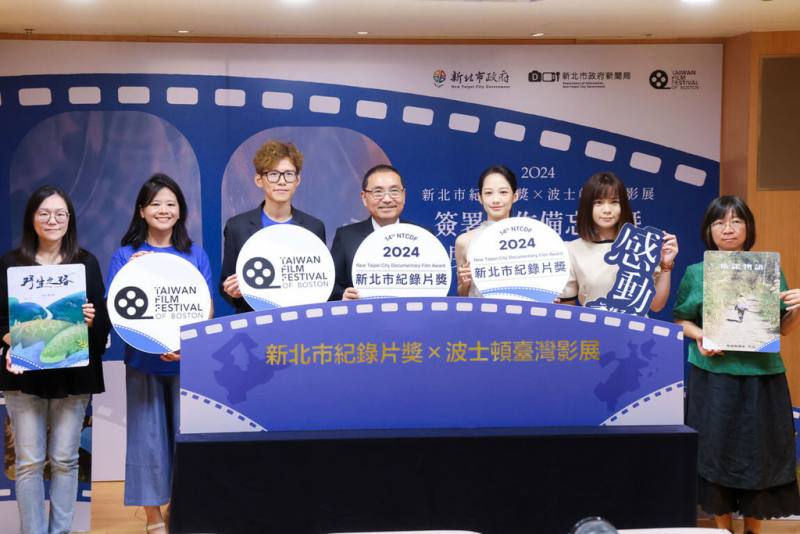 波士頓台灣影展協會27日與新北市政府簽署合作備忘錄，協會首屆會長藍凡耘（左3）、影展主席康麗雪（左2）與新北市長侯友宜（左4）皆出席，並與新北紀錄片獎年度活動大使簡嫚書（右3）等人合影留念。（新北市新聞局提供）