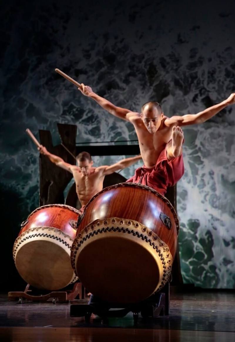 嘉義市「2024光織影舞」9月14日將在北香湖公園登場，除了8處光影藝術展區外，首次在北香湖上搭設大型舞台，中秋節晚間安排優人神鼓演出。（嘉義市政府提供）