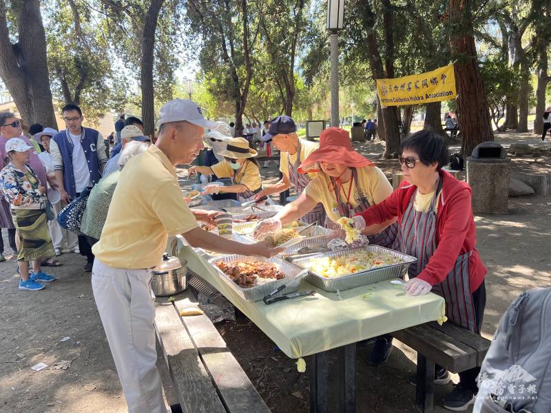 鄉親享用美食閒話家常
