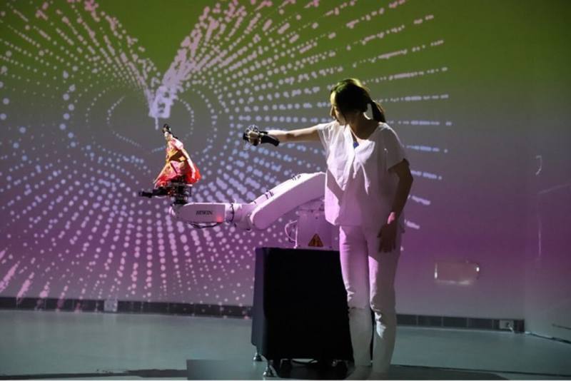 台南藝術大學與陽明交通大學團隊跨校合作，以虛擬實境技術結合布袋戲進行創作，9月將應邀在2024奧地利林茲電子藝術節「台灣主題之夜」開幕表演，呈現揉合科技藝術的機械布袋戲創作。（南藝大提供）